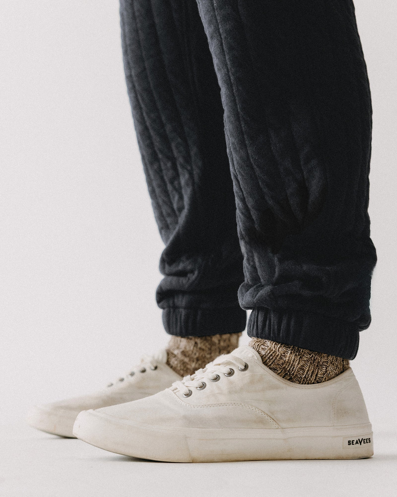 The Apres Pant in Heather Coal Quilted Jersey